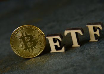 ARK de Cathie Wood adiciona contrato de compartilhamento de vigilância ao aplicativo Bitcoin ETF