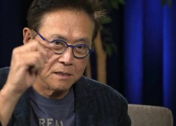 O autor de Pai Rico, Pai Pobre, Robert Kiyosaki, diz que Bitcoin, ouro e prata são "Pechinchas" Hoje, alerta sobre a quebra do mercado de ações