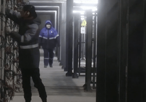 Trabalhadores em um data center de mineração de Bitcoin BitRiver na Sibéria, Rússia.