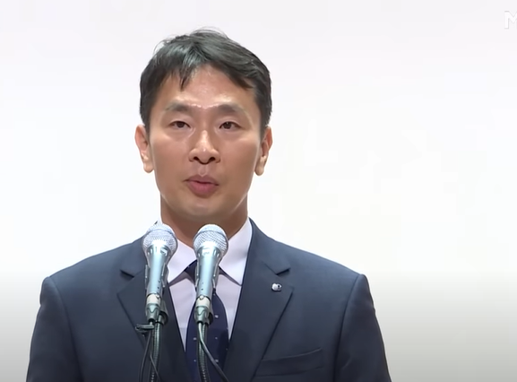 O chefe do Serviço de Supervisão Financeira, Lee Bok-hyun, falando em 2023.