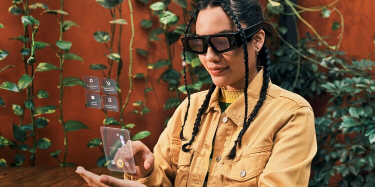 Snap e Qualcomm anunciam parceria de longo prazo e afirmam lançamento em 2026 para óculos AR ‘Specs’ para consumidores